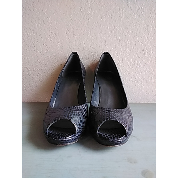 Women's Stuart Weitzman Black Leather Peep Toe Heels sz. 7 EUC - Picture 3 of 10